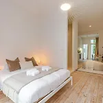 Huswell - Charming Apartment With Cozy Balcony