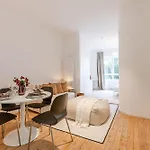 Huswell - Charming Apartment With Cozy Balcony