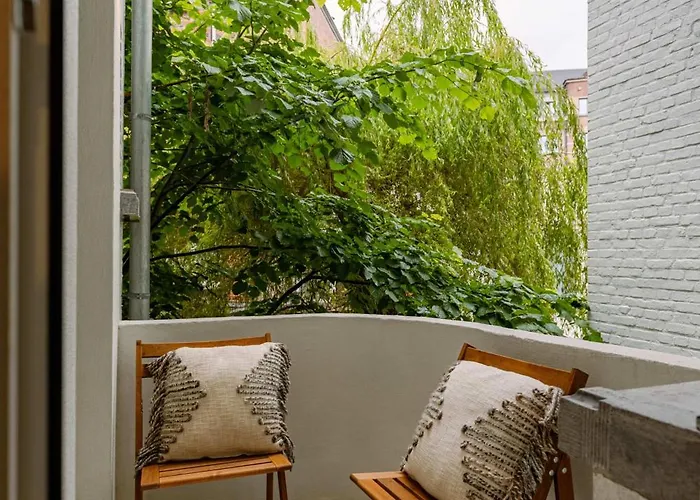 Huswell - Charming Apartment With Cozy Balcony