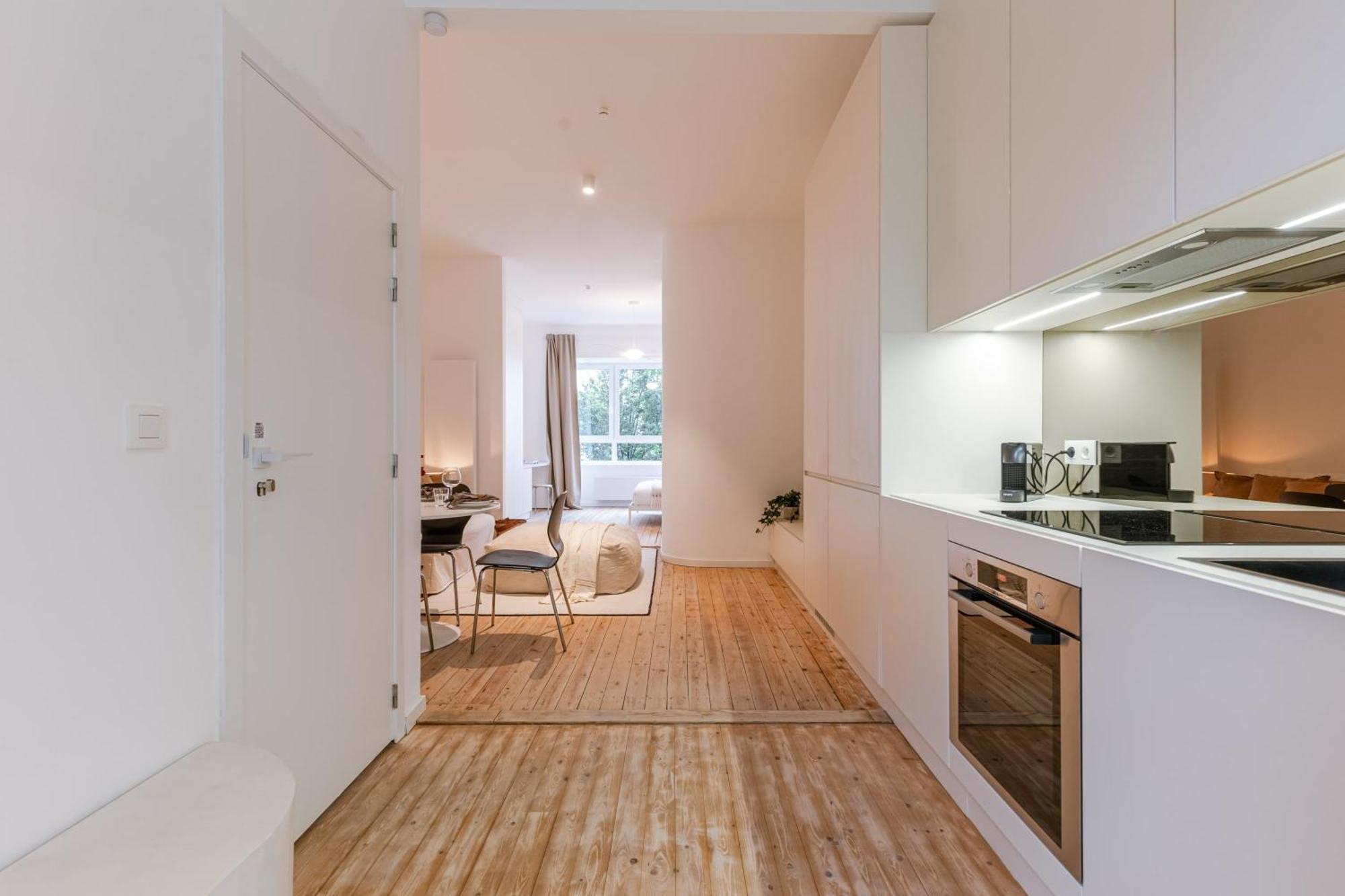 Huswell - Charming With Cozy Balcony *