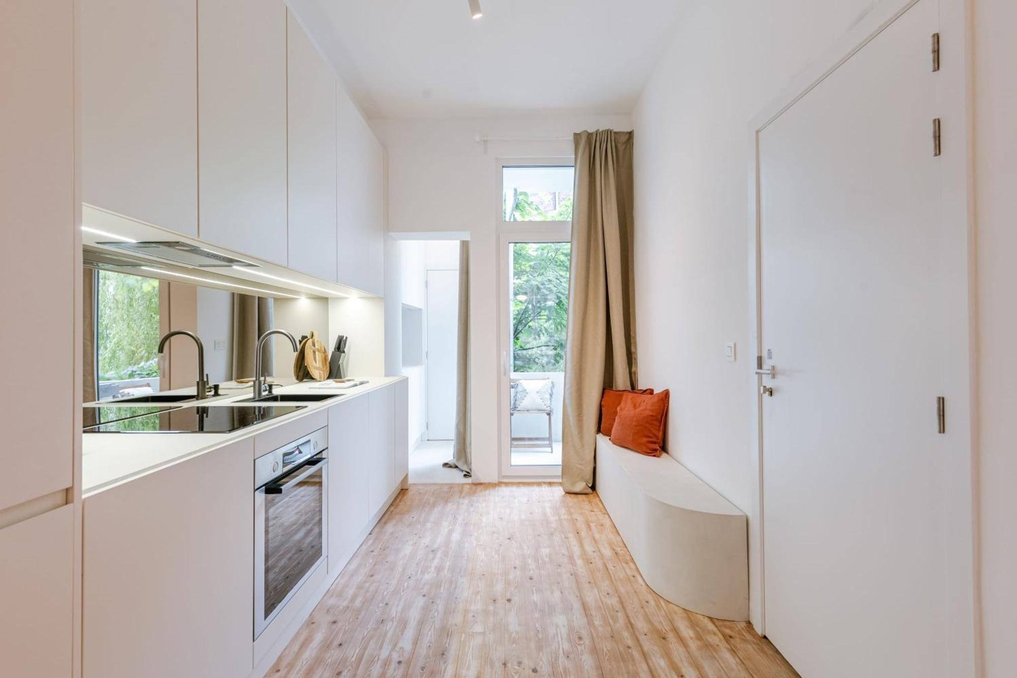 Huswell - Charming With Cozy Balcony Appartement